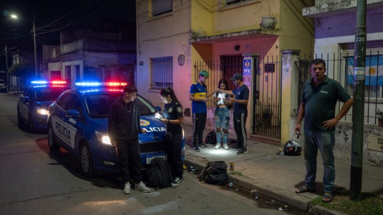 Policía clausurando fiesta clandestina con más de 120 menores en Remedios de Escalada 226 Río Cuarto